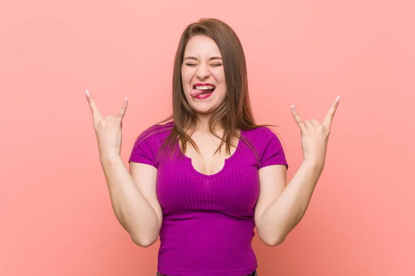 Young Hispanic Woman Pink Wall Showing Rock Gesture Fingers — Stock Photo, Image