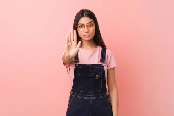 Jovem Mulher Árabe Bonita Vestindo Jeans Dungaree Com Mão Estendida — Fotografia de Stock