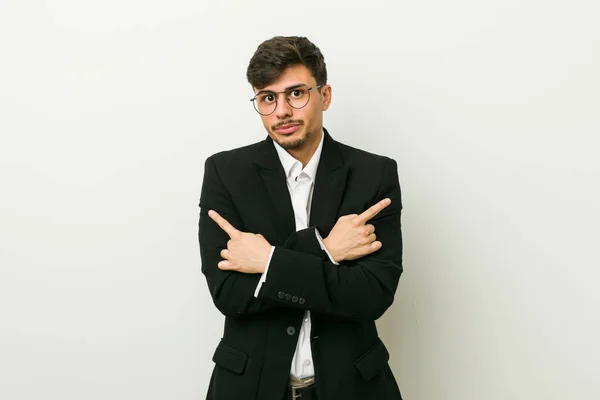 Νέος Επιχειρηματικός Ισπανικός Άνθρωπος Σημεία Πλάγια Προσπαθεί Επιλέξει Μεταξύ Δύο — Φωτογραφία Αρχείου