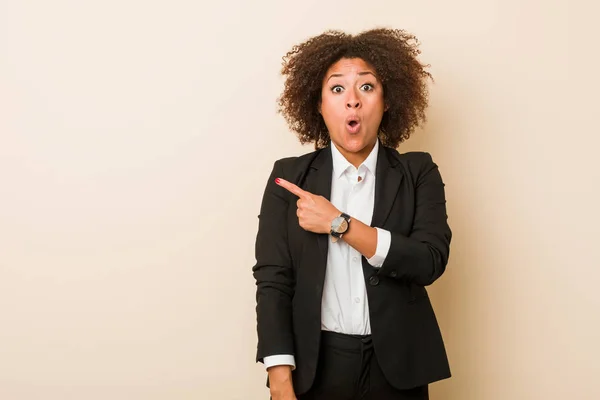 若いビジネスアフリカ系アメリカ人女性が側面を指差す — ストック写真