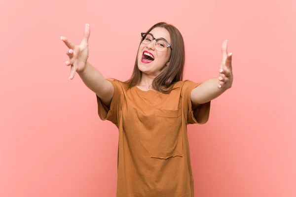 Joven Estudiante Con Gafas Siente Seguro Dar Abrazo Cámara —  Fotos de Stock