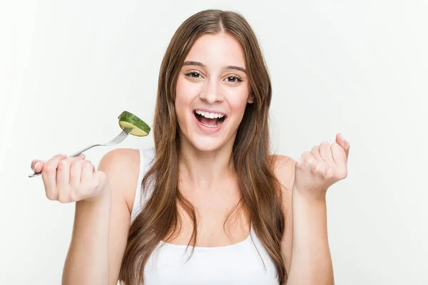 Mujer Joven Caucásica Comiendo Pepino Animando Despreocupado Emocionado Concepto Victoria — Foto de Stock