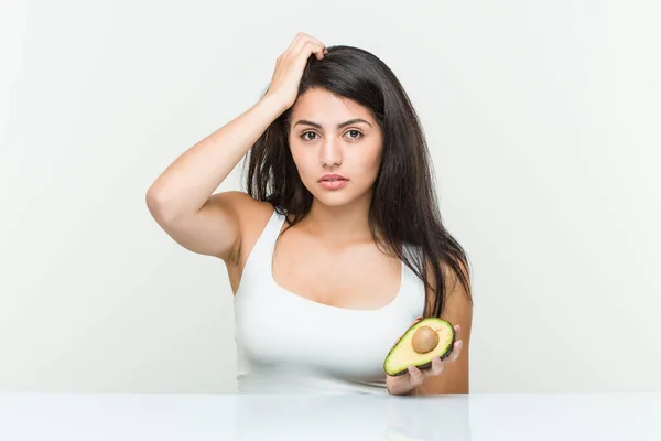 Junge Hispanische Frau Die Eine Avocado Der Hand Hält Ist — Stockfoto