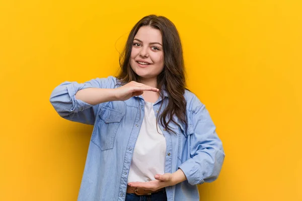 Jeune Femme Courbée Taille Tenant Quelque Chose Avec Les Deux — Photo