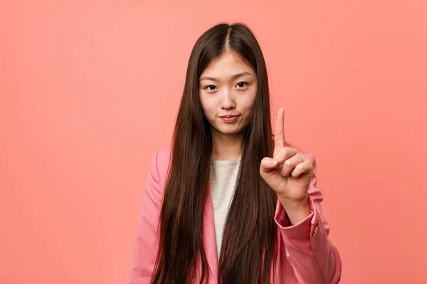Jovem Mulher Chinesa Negócios Vestindo Terno Rosa Mostrando Número Com — Fotografia de Stock