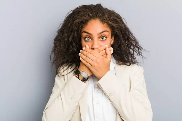 Junge Afrikanisch Amerikanische Geschäftsfrau Schockiert Mund Mit Händen Bedecken — Stockfoto