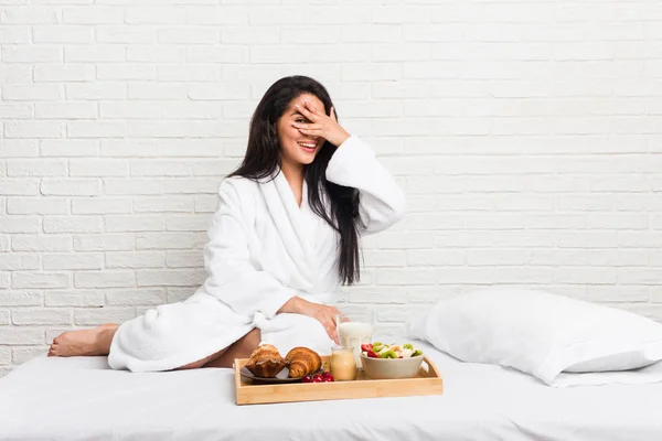 Jonge Bochtige Vrouw Het Nemen Van Een Ontbijt Het Bed — Stockfoto