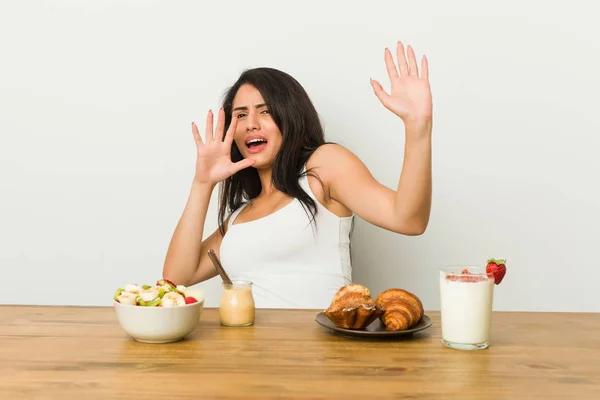 Young Curvy Woman Taking Breakfast Being Shocked Due Imminent Danger — Stock Photo, Image