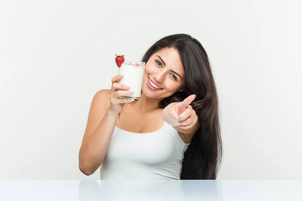 Joven Mujer Hispana Sosteniendo Batido Joven Mujer Hispana Sosteniendo Brindis —  Fotos de Stock