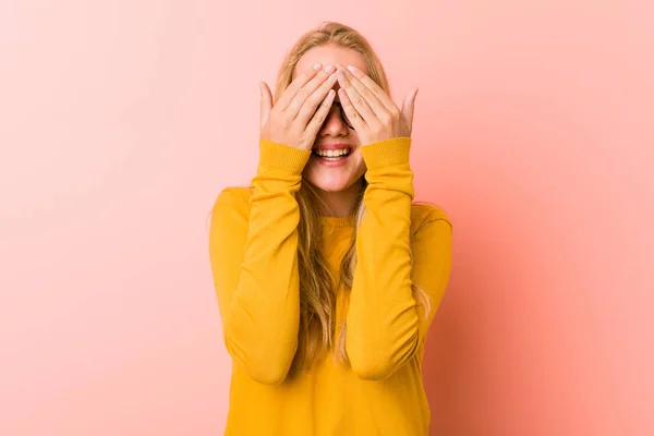 Adorável Adolescente Mulher Cobre Olhos Com Mãos Sorri Amplamente Esperando — Fotografia de Stock