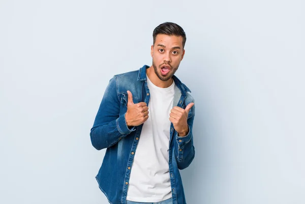 Jonge Knappe Filippijnse Man Het Verhogen Van Beide Duimen Omhoog — Stockfoto