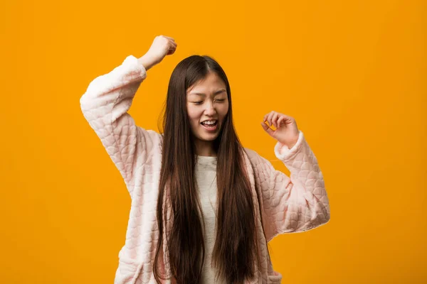 Joven Mujer China Pijama Celebrando Día Especial Salta Levanta Los —  Fotos de Stock