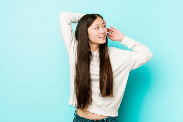 Jonge Mooie Chinese Vrouw Stretching Armen Ontspannen Positie — Stockfoto