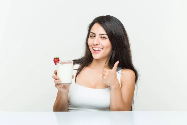 Mujer Hispana Joven Sosteniendo Batido Mujer Hispana Joven Sosteniendo Brindis —  Fotos de Stock