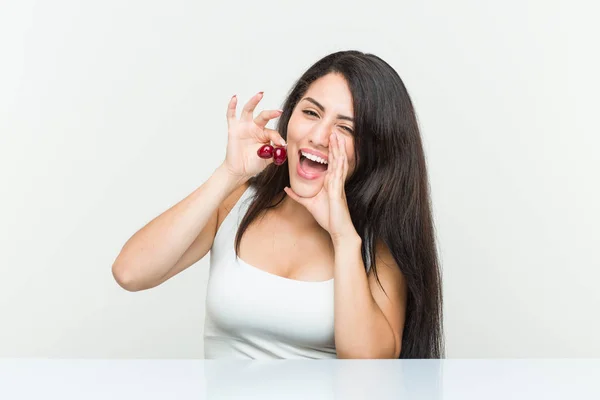 Mujer Hispana Joven Sosteniendo Cerezas Gritando Emocionada Frente —  Fotos de Stock