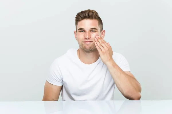 Jovem caucasiano usando hidratante facial — Fotografia de Stock