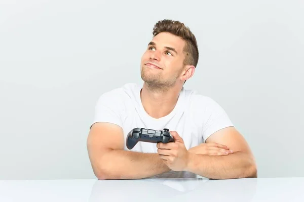 Junger Mann Mit Einem Spielcontroller Der Selbstbewusst Mit Verschränkten Armen — Stockfoto