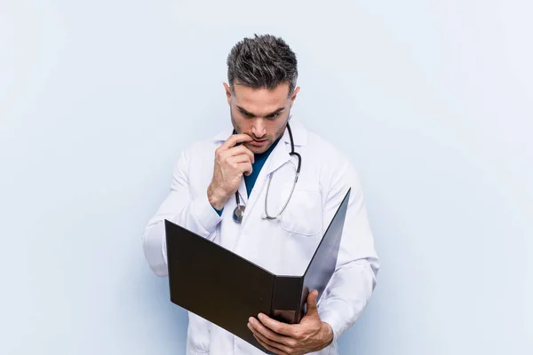 Καυκάσιος Γιατρός Άνθρωπος Κρατώντας Ένα Φάκελο Δάγκωμα Νύχια Νευρική Και — Φωτογραφία Αρχείου