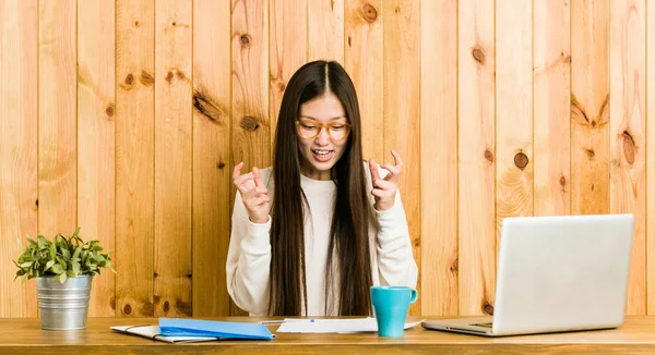 Joven Mujer China Estudiando Escritorio Molesto Gritando Con Las Manos —  Fotos de Stock