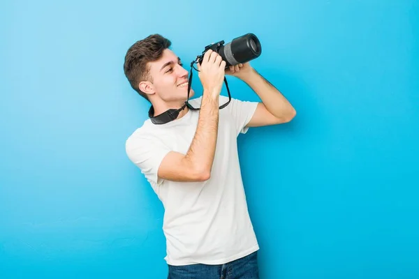 Genç Beyaz Adam Refleks Kamera Ile Fotoğraf Çekiyor — Stok fotoğraf