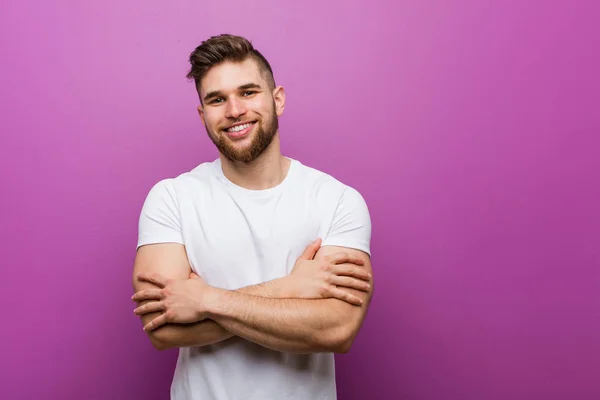 Giovane Uomo Caucasico Bello Che Sente Fiducioso Incrociando Braccia Con — Foto Stock