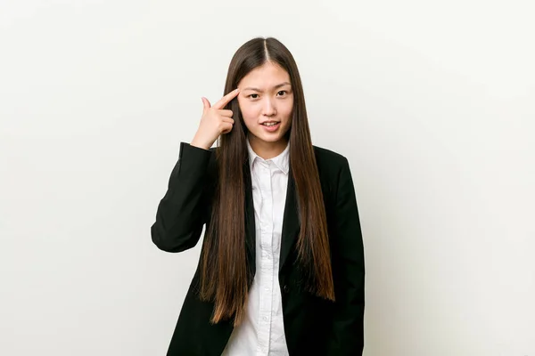 Jovem Mulher Negócios Chinesa Bonita Mostrando Gesto Decepção Com Indicador — Fotografia de Stock