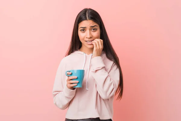 Mujer Árabe Joven Sosteniendo Una Taza Mordiendo Las Uñas Nerviosa — Foto de Stock