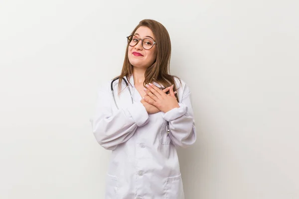 Jonge Dokter Vrouw Tegen Een Witte Muur Heeft Een Vriendelijke — Stockfoto