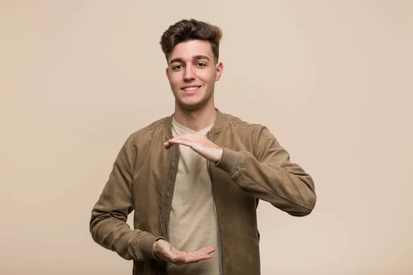 Junger Kaukasischer Mann Brauner Jacke Der Mit Beiden Händen Etwas — Stockfoto