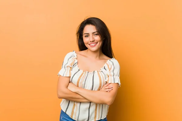 Joven Mujer Con Curvas Riendo Divirtiéndose —  Fotos de Stock