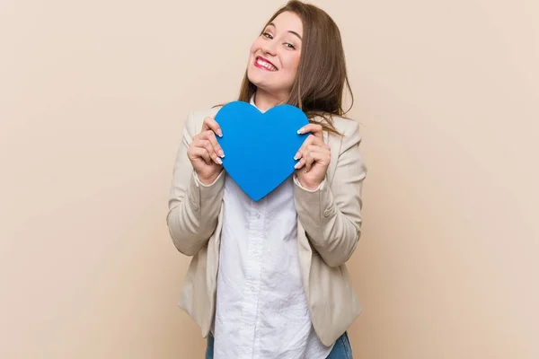 Junge Kaukasische Frau Mit Einem Herz Symbol — Stockfoto