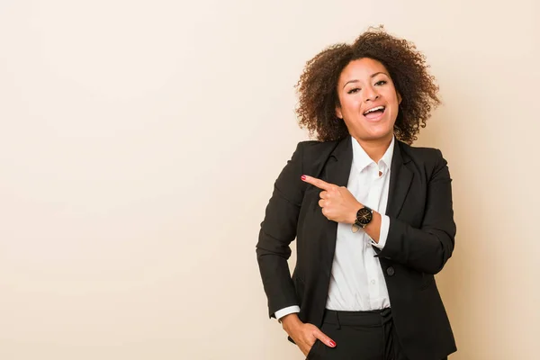 Jonge Business Afro Amerikaanse Vrouw Glimlachend Wijst Opzij Toont Iets — Stockfoto