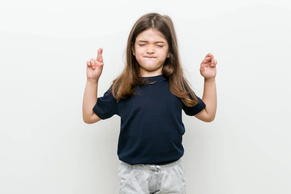 Χαριτωμένο Μικρό Καυκάσιο Κορίτσι Διασχίζουν Δάχτυλα Για Την Τύχη — Φωτογραφία Αρχείου