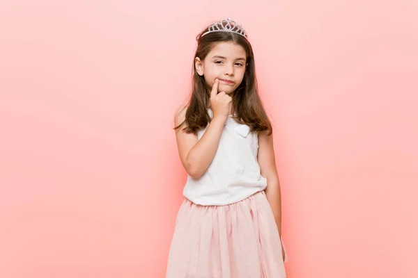 Niña Usando Una Mirada Princesa Mirando Hacia Los Lados Con —  Fotos de Stock