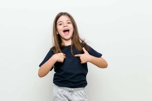 Bonito Menina Caucasiana Surpreendido Apontando Para Mesmo Sorrindo Amplamente — Fotografia de Stock