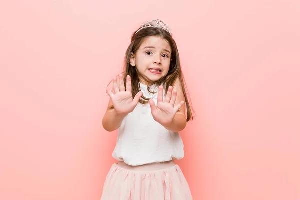 Niña Vistiendo Look Princesa Rechazando Alguien Mostrando Gesto Asco —  Fotos de Stock