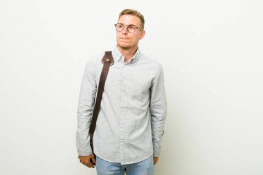 Kafası karışmış, kuşkulu ve kararsız genç bir iş adamı..