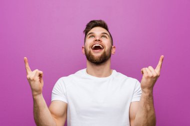 Genç yakışıklı beyaz adam boş bir boşluk gösteren kadar her iki ön parmak ile gösterir.