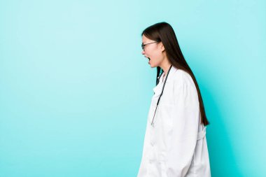 Genç Çinli doktor kadın bir kopya alanı doğru bağırıyor