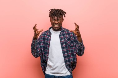 Genç Afrikalı siyah adam gergin elleriyle çığlık üzgün.