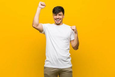 Genç İspanyol rahat adam özel bir gün kutluyor, atlar ve enerji ile kollarını yükseltmek.