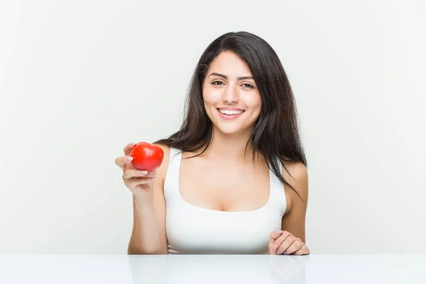 Młoda Kobieta Hiszpanów Trzyma Pomidor Szczęśliwy Uśmiechnięty Wesoły — Zdjęcie stockowe