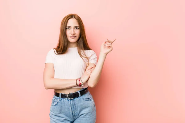 Young Redhead Ginger Woman Pink Wall Smiling Cheerfully Pointing Forefinger — Stock Photo, Image