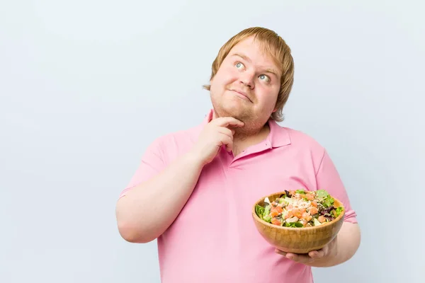 Caucásico Loco Rubio Gordo Hombre Sosteniendo Una Ensaladera — Foto de Stock