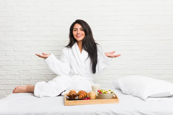 Jonge Bochtige Vrouw Het Nemen Van Een Ontbijt Het Bed — Stockfoto