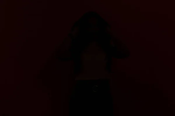 手で耳を覆うピンクの壁に対する若い赤毛の生姜の女性 — ストック写真