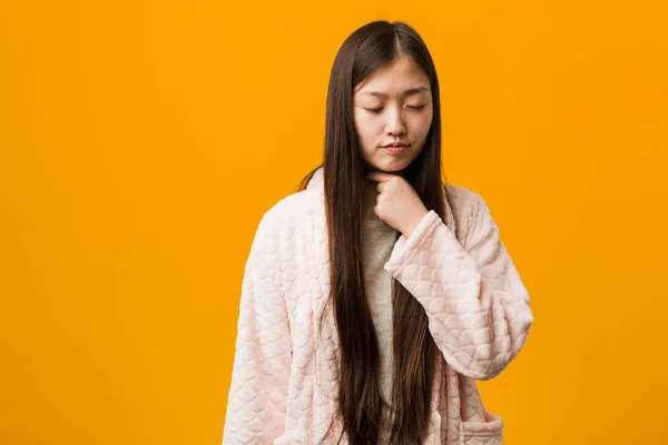 Junge Chinesin Pyjama Erleidet Schmerzen Hals Aufgrund Eines Virus Oder — Stockfoto