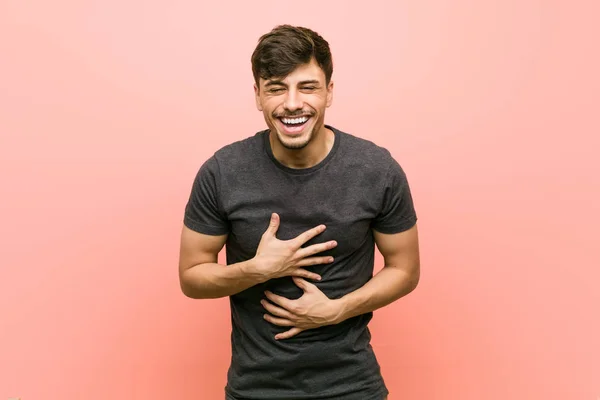 Mladý Hispánný Člověk Šťastně Směje Baví Držet Břiše — Stock fotografie