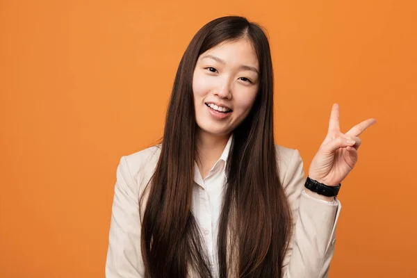 Junge Business Chinesin Fröhlich Und Unbeschwert Zeigt Ein Friedenssymbol Mit — Stockfoto