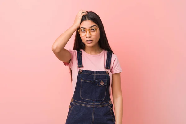 Jovem Bonita Árabe Mulher Vestindo Jeans Dungaree Sendo Chocado Ela — Fotografia de Stock